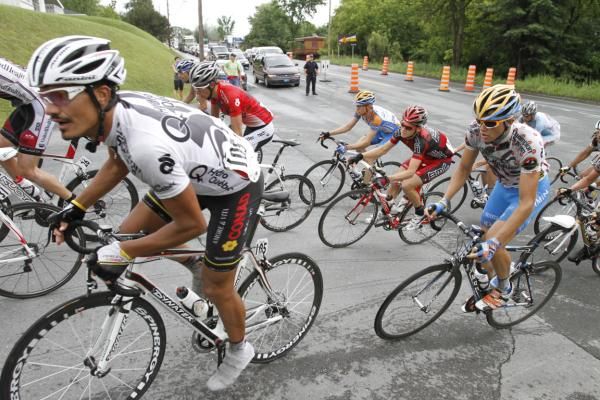 The riders faced rainy conditions for most of the last stage of Tour de Beauce 2010, but the sun finally showed up towards the end of the Tour.