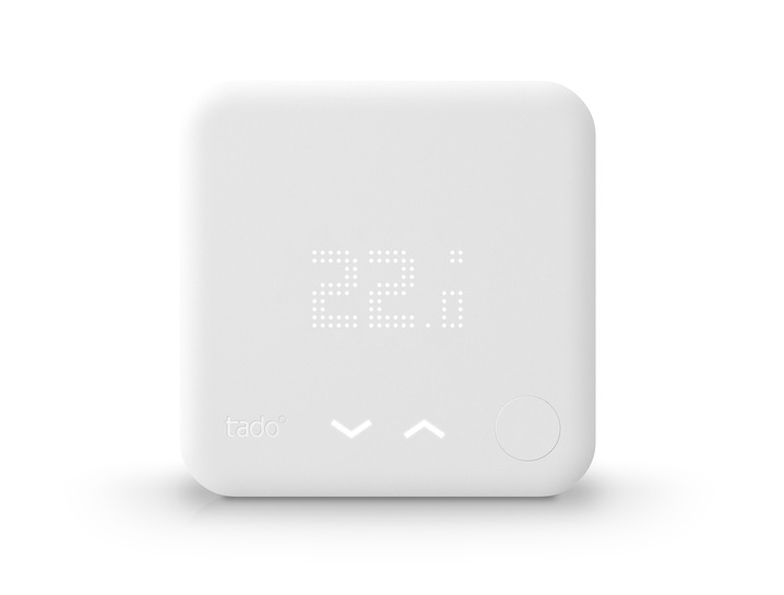 En Tado Smart Thermostat visas upp mot en vit bakgrund