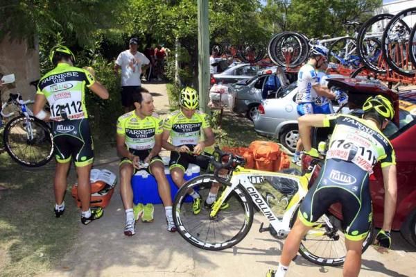 The Farnese riders before the start of stage 6