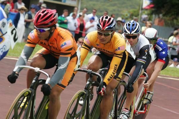 Azizlul Hasni leads team-mate Rizal Tisin in their Kierin heat.