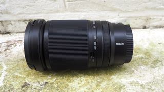 Objectif Nikon Z 28-400mm f/4-8 VR sur une surface en béton