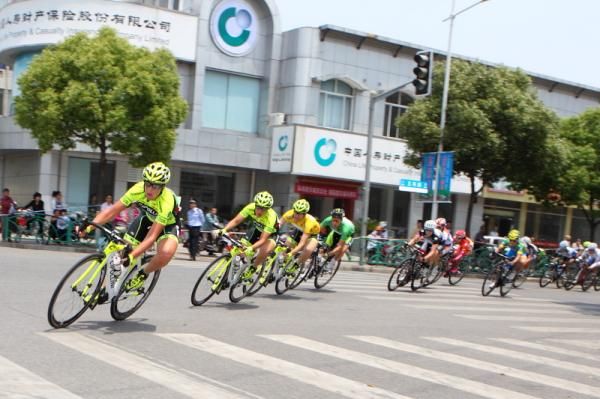 MCipollini Giambenini and GreenEdge - AIS at the front, 300 metres from an intermediate sprint
