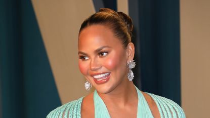 BEVERLY HILLS, CALIFORNIA - FEBRUARY 09: Chrissy Teigen attends the 2020 Vanity Fair Oscar Party at Wallis Annenberg Center for the Performing Arts on February 09, 2020 in Beverly Hills, California. )
