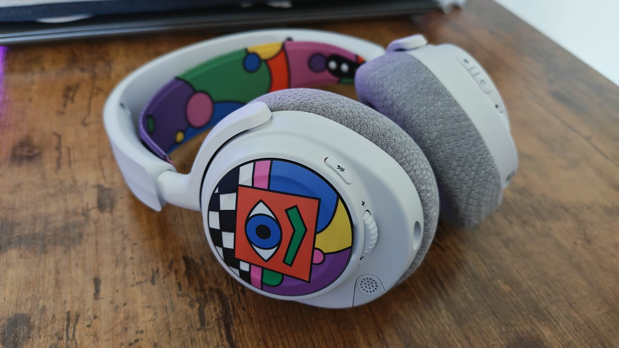 Grey ear cushions and a limited edition booster pack on the SteelSeries Arctis Nova 7P