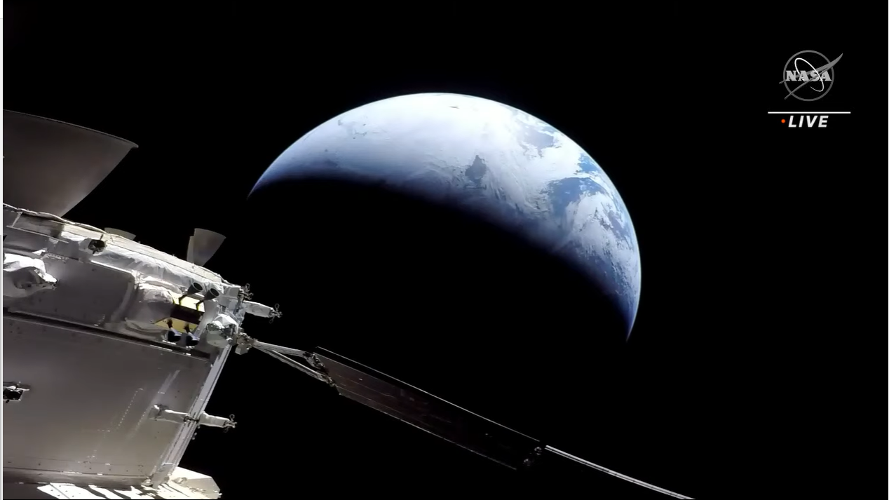 La nave espacial Orión vislumbra la Tierra cuando comienza su reingreso a la atmósfera de nuestro planeta.