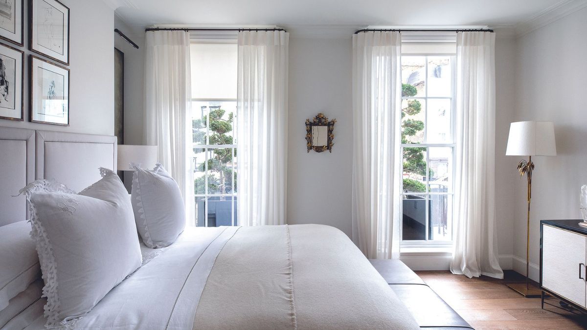 The best curtain color to make a small room look bigger |