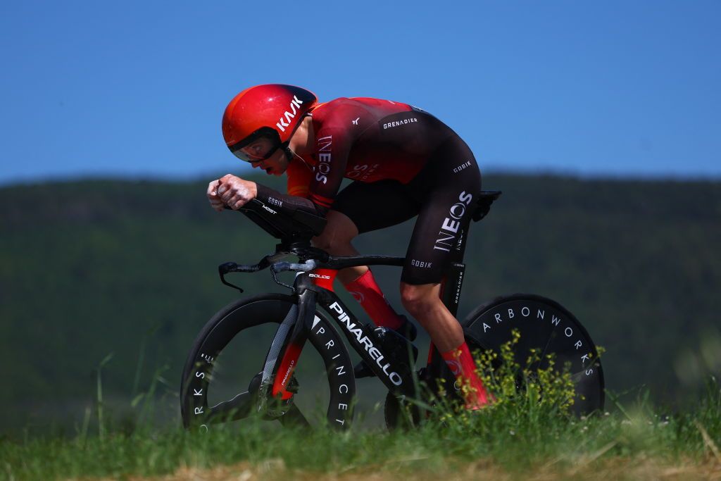 Team Ineos' US rider Magnus Sheffield competes during the 7th stage of the 107th Giro d'Italia cycling race, an individual time trial between Foligno and Perugia, on May 10, 2024 in Foligno. (Photo by Luca Bettini / AFP)