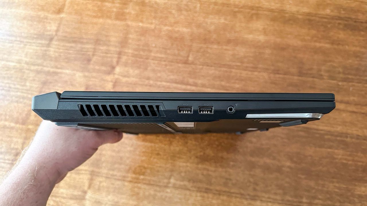 Asus ROG Strix Scar 17 ports