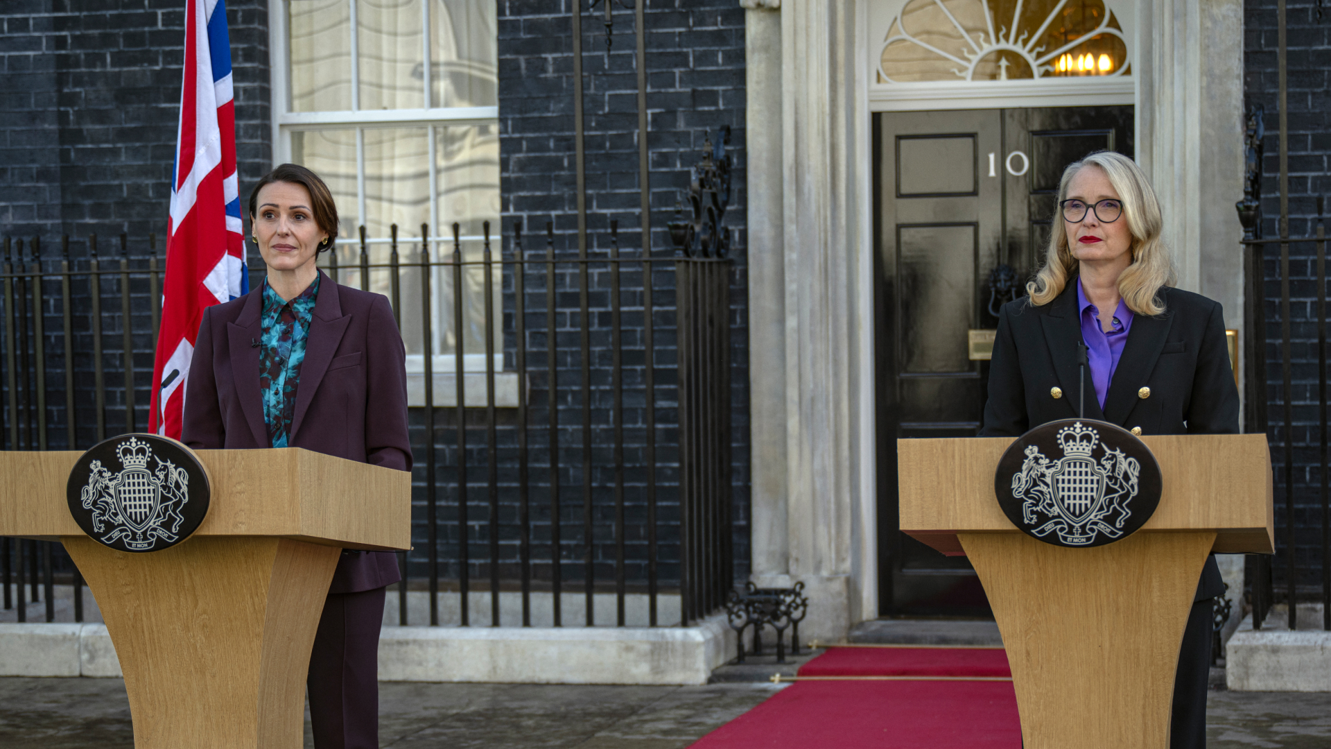 the french and british leaders speak at podiums in the netflix series hostage
