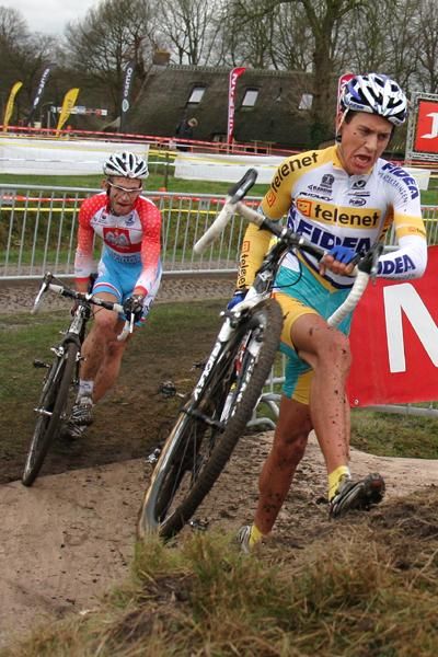 Tom Meeusen (Telenet Fidea) leads Kacper Szczepaniak in Gieten.