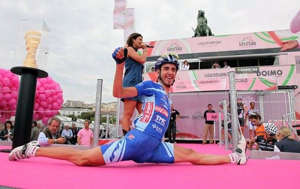 Hector Gonzalez (Fuji - Servetto) is very likely the most flexible man in the pro peloton.