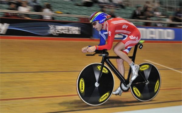 Multi Paralympic champion and hour record holder for his category, Darren Kenny, racing to a World Title after a tight tussle with his GB teammate Waddon with Kenny managing to claw his way into the lead on the final lap after being slower on the first three of the four laps.
