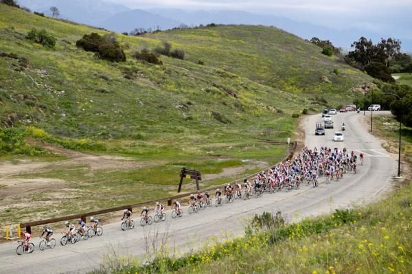 The mens field heading in towards the rolly climbs.