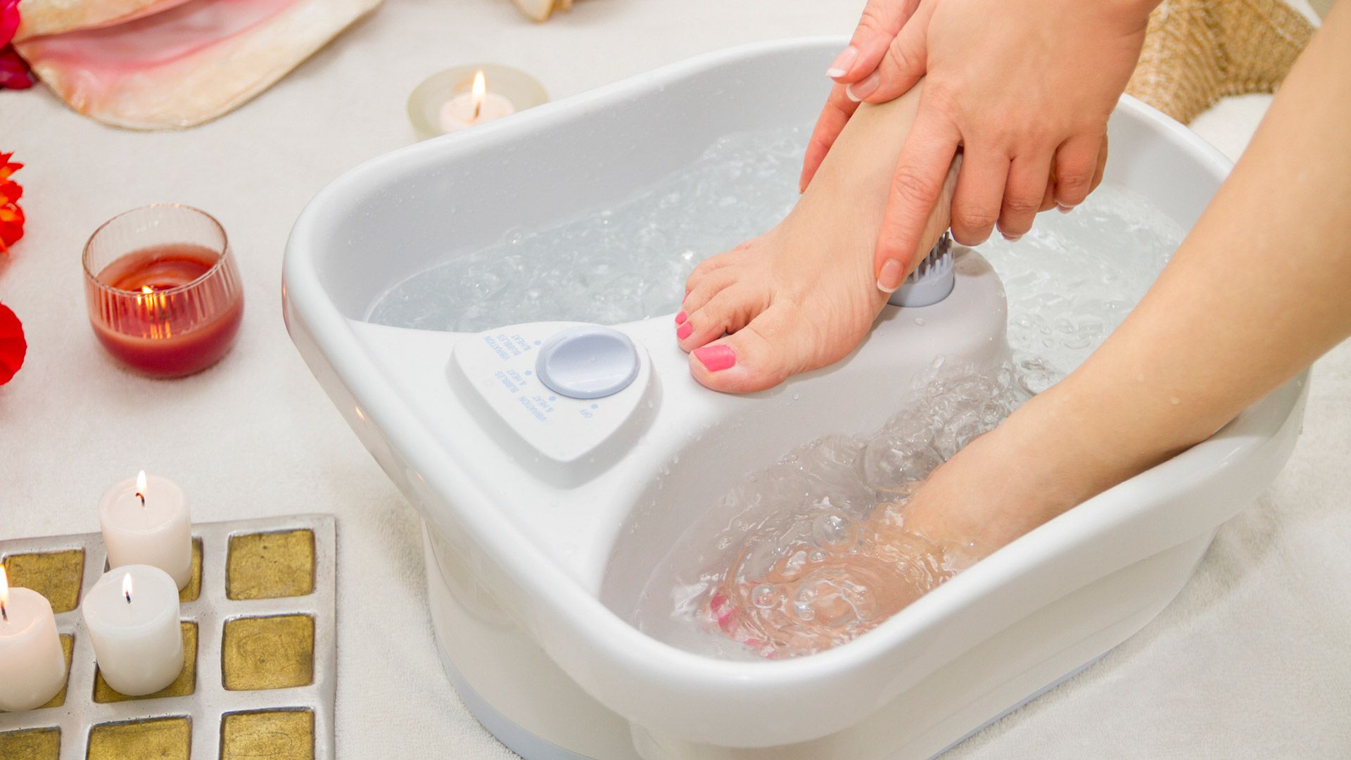 Foot bathing. Ванночка для педикюра. Ножные ванночки. Ванночка для ног с травами. Массажная ванночка для ног.