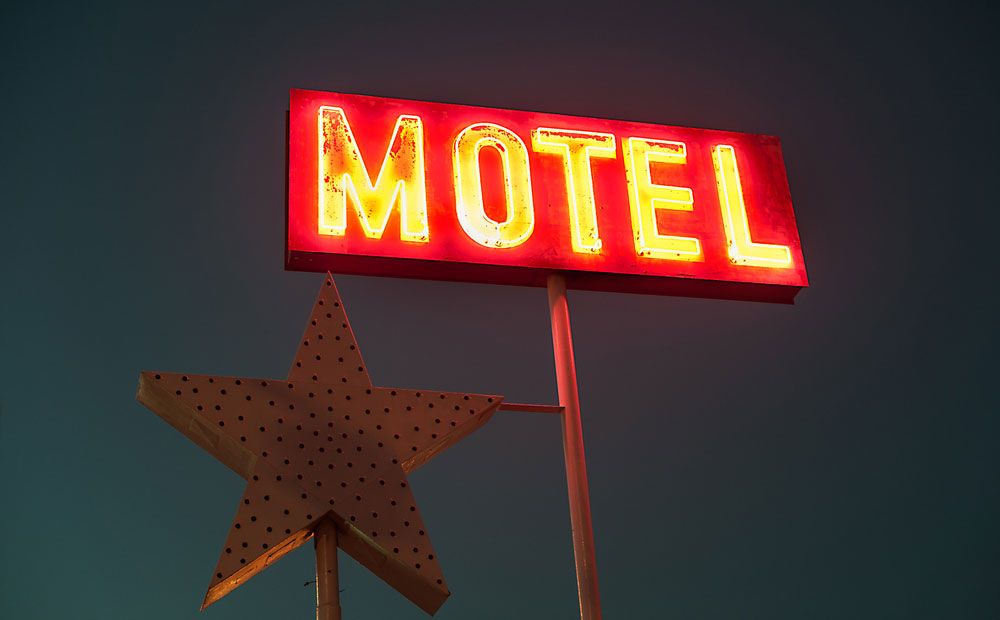 Neon sign proclaiming &#039;MOTEL&#039;.