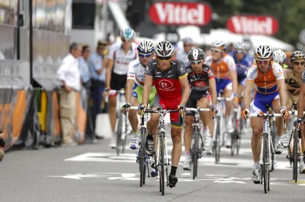 Lance Armstrong (RadioShack) cuts a forlorn figure at the line