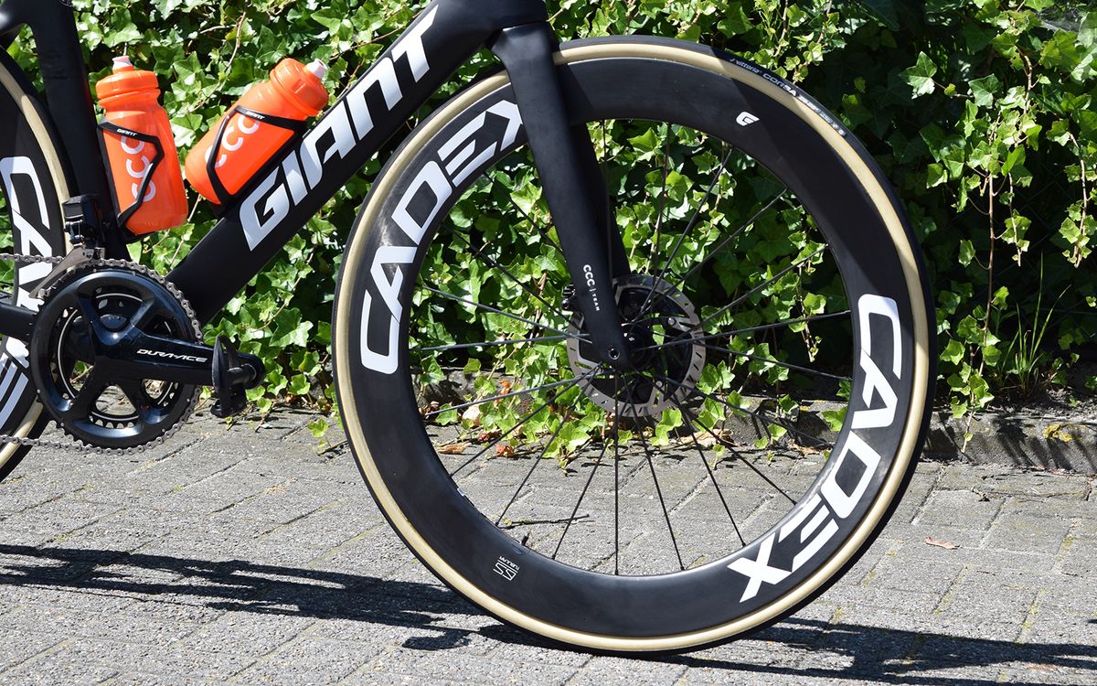 The front wheel is equipped with a 160mm Shimano Dura-Ace disc brake rotor