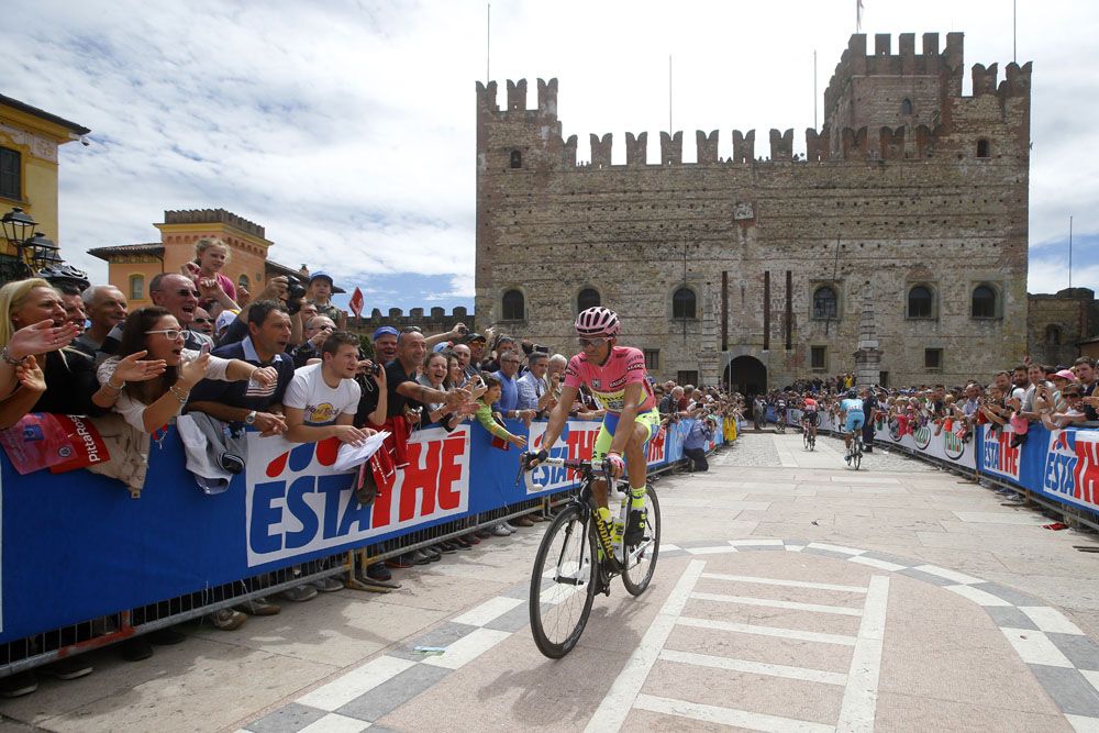 Alberto Contador rides to the start