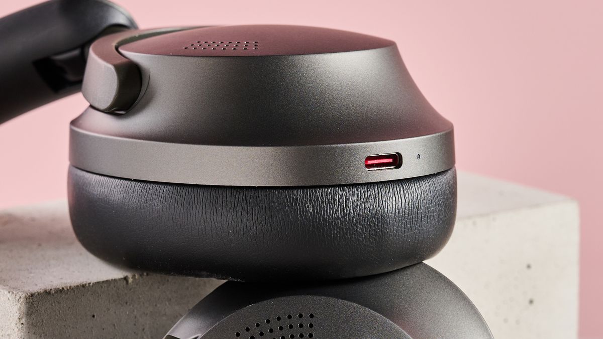 USB-C port on the 1More Sonoflow Pro HQ51