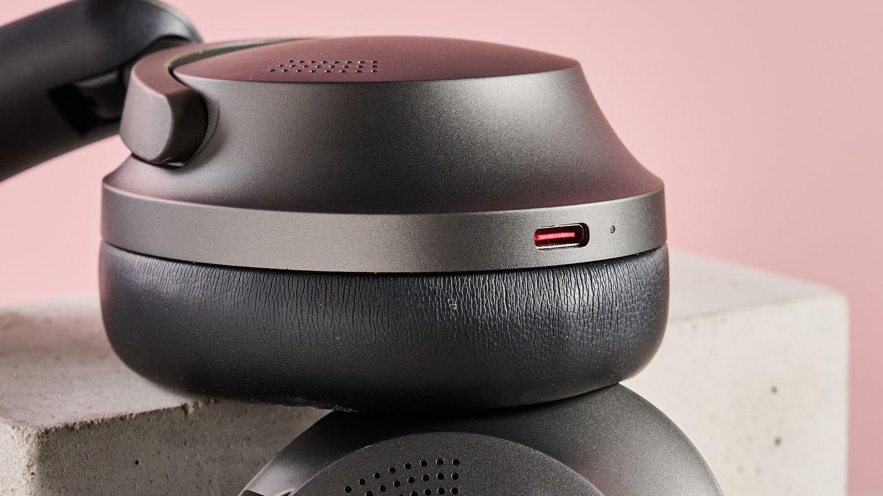 USB-C port on the 1More Sonoflow Pro HQ51