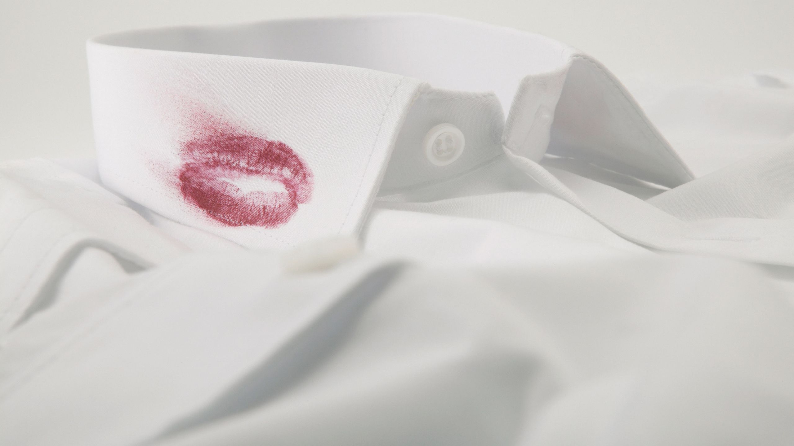 Lipstick on the white shirt collar - GettyImages-518979744