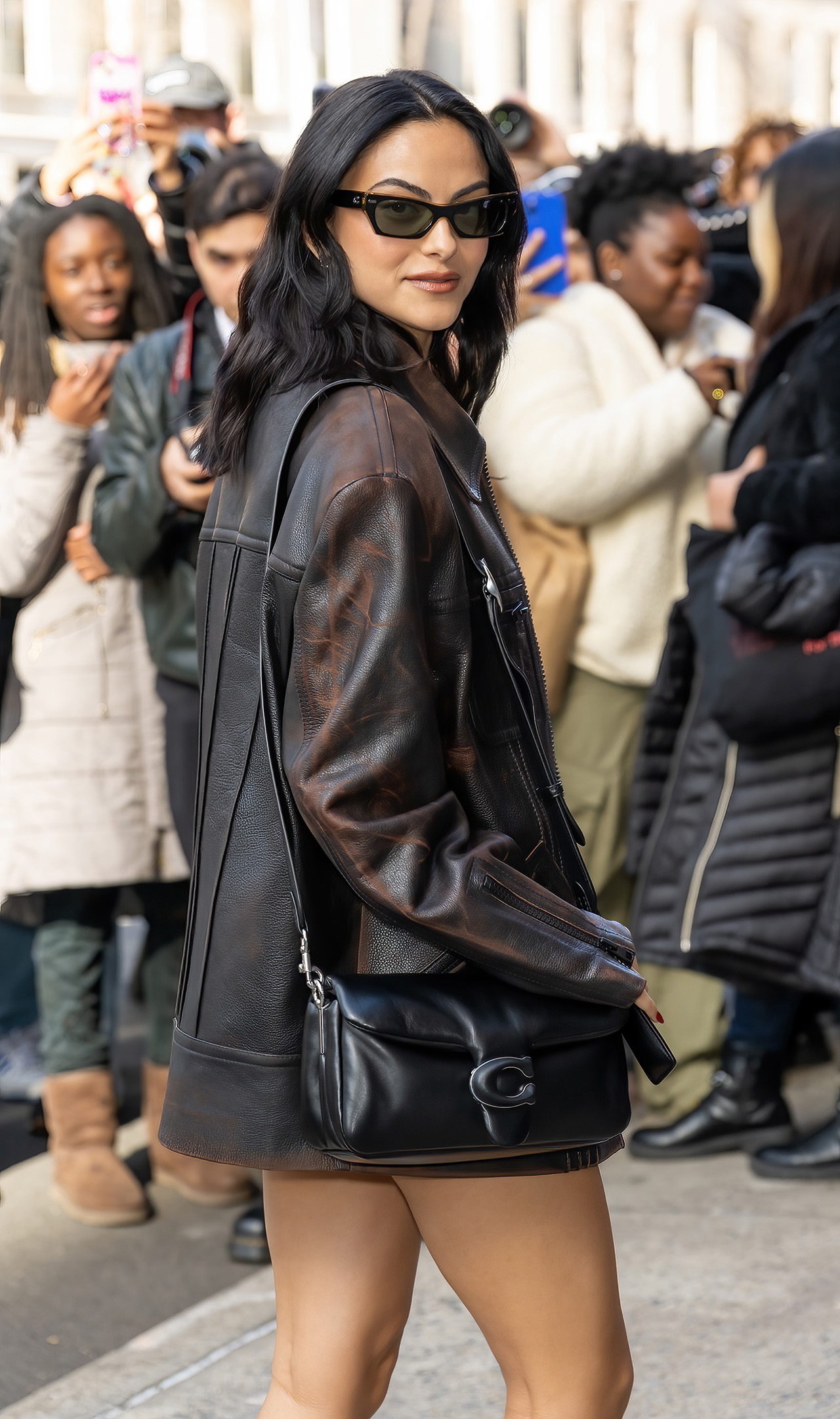 Camila Mendes con un look sin pantalones en la Semana de la Moda de Nueva York.