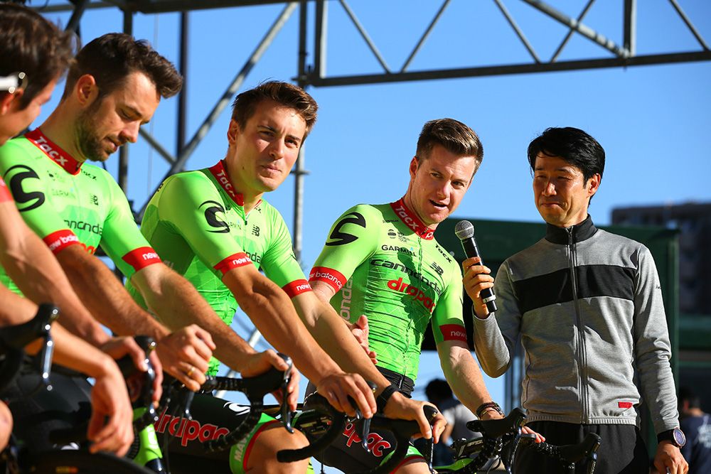Simon Clarke presents his Cannondale-Drapac teammates