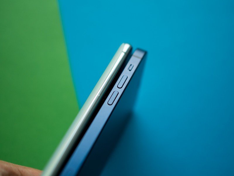 Galaxy S20 FE vs. iPhone 12