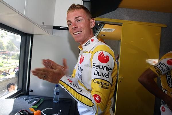 Riccardo Ricc&ograve; (Saunier Duval - Scott) applies the sun cream (or is it hair product?) in the bus.