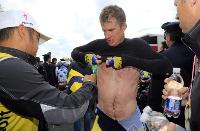 Michael Rogers (Tinkoff - Saxo) gets a changes of clothes at the finish