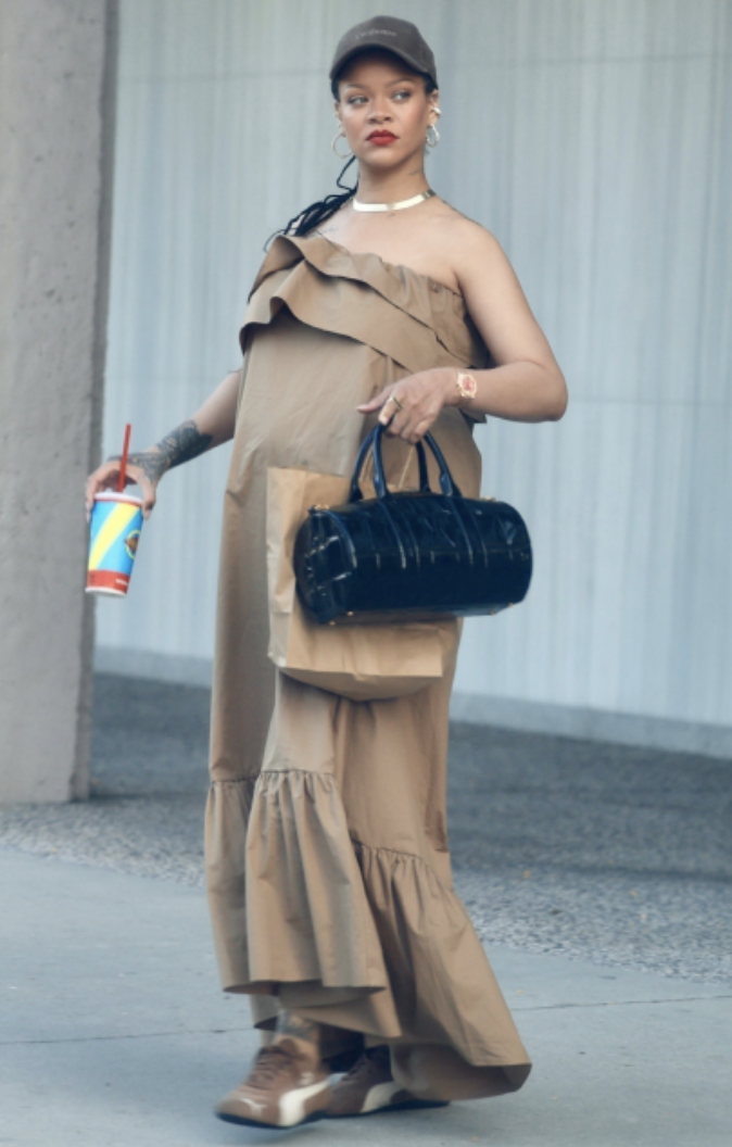 Rihanna lleva un vestido veraniego marrón con volantes de Saint Laurent