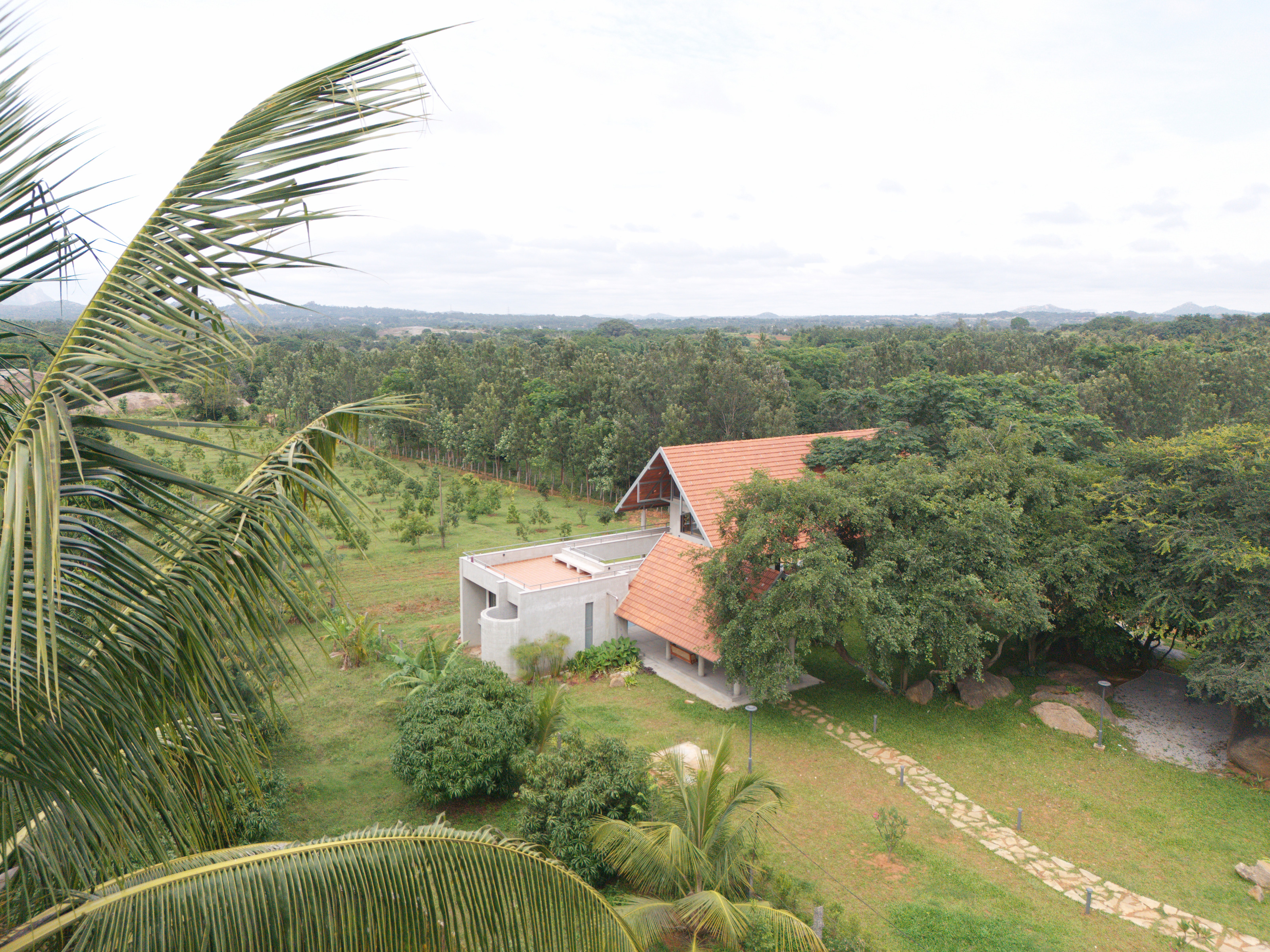 House by the Grove, an Indian country residence by Taliesyn Design &amp; Architecture