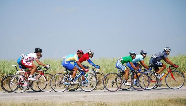 The Vuelta a Cuba peloton make their way through fields on stage four