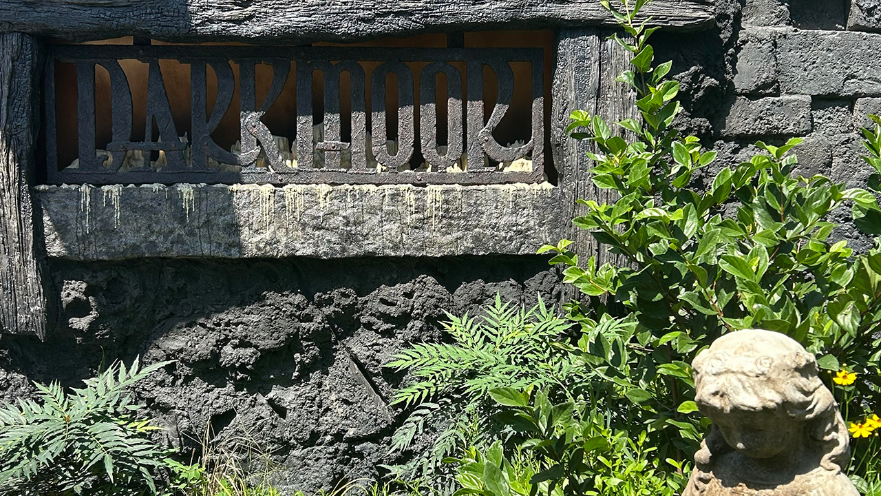 昼間の墓地のダークムーアネームプレートの眺め。