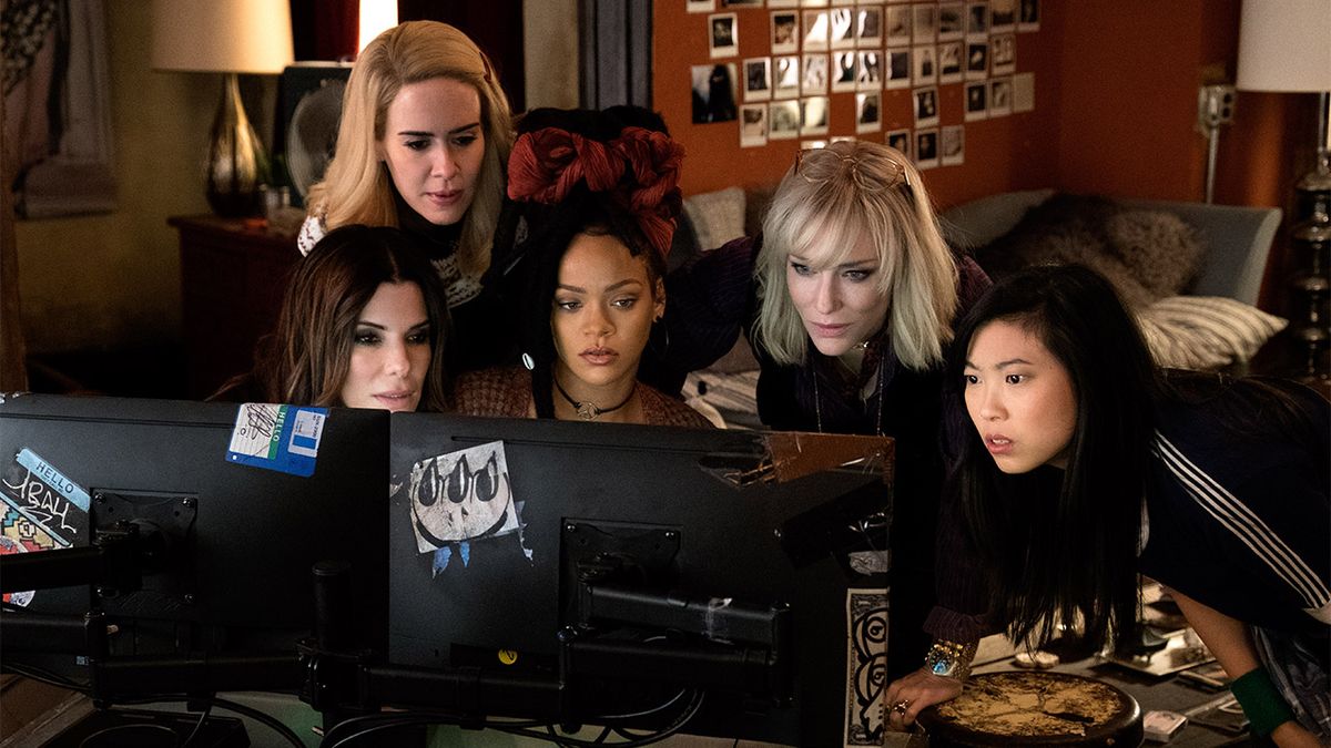 An image from Ocean&#039;s 8 where they print a necklace