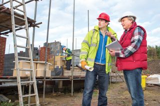 建筑工人们在房屋建筑工地上