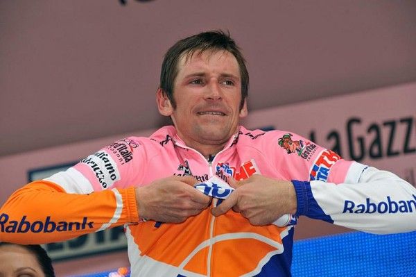 Denis Menchov (Rabobank) puts on the maglia rosa.