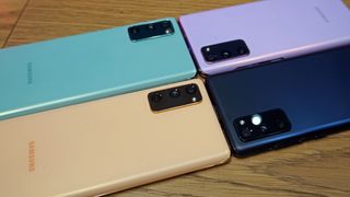 Vier Farbversionen des Samsung Galaxy S20 Fan Edition