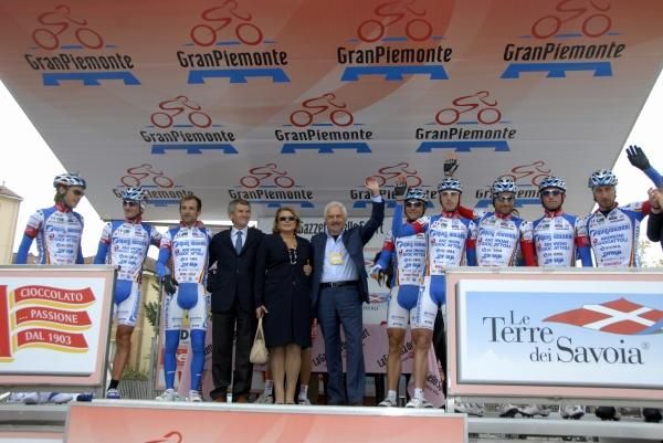 Gianni Savio with his Diquigiovanni team at the start in Novi Ligure.