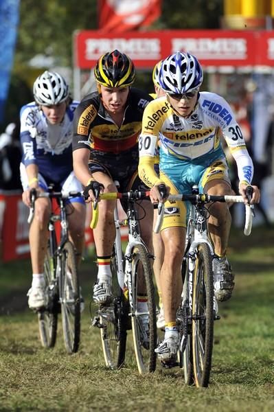 Karel Hnik (Telenet Fidea) leads a group.