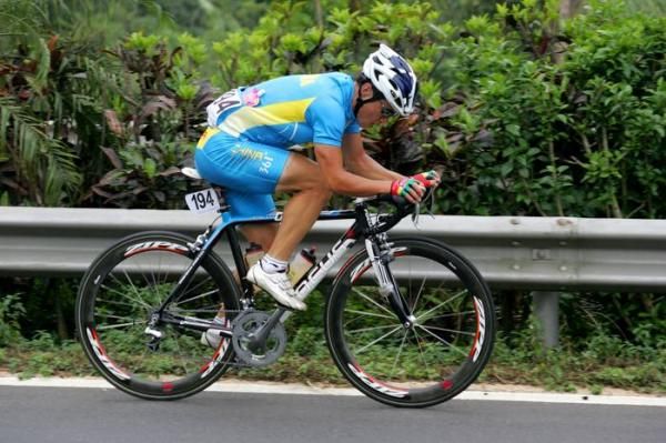 Jiao Pengda (China) continued on his own while Furdi (Slovenia) dropped back to the closing peloton.
