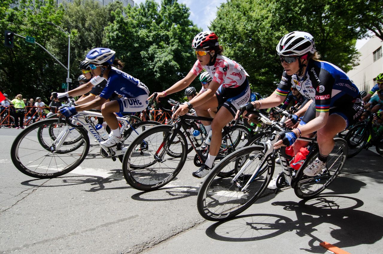 The front of the peloton takes a sharp turn