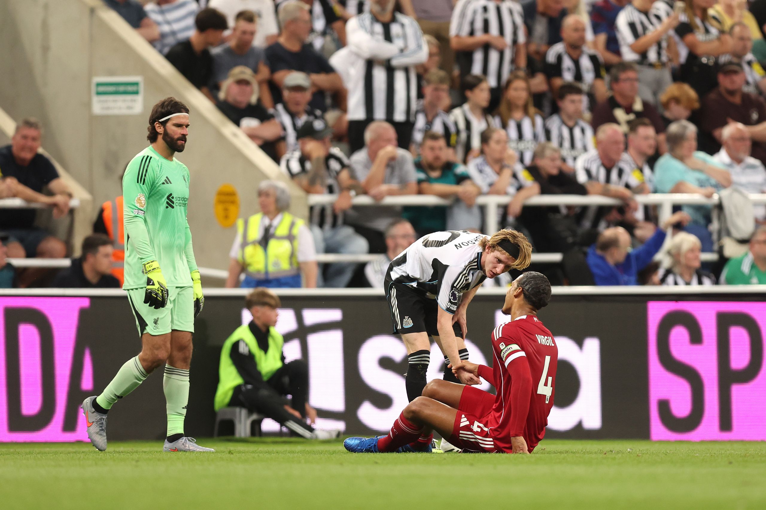 Anthony Gordon reveals what he and Liverpool captain Virgil van Dijk ...