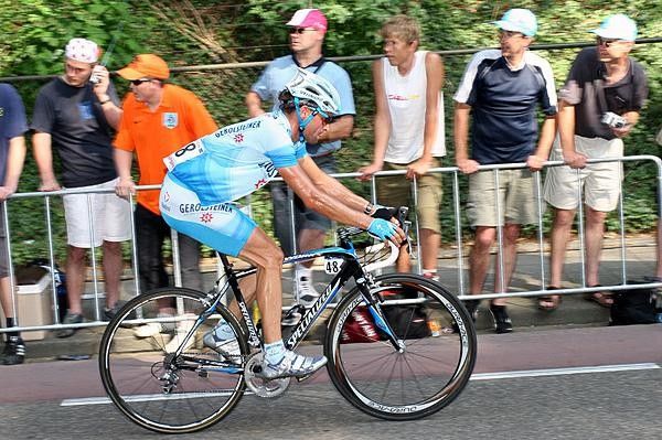 Peter Wrolich (Gerolsteiner) rides up the Cauberg steadily