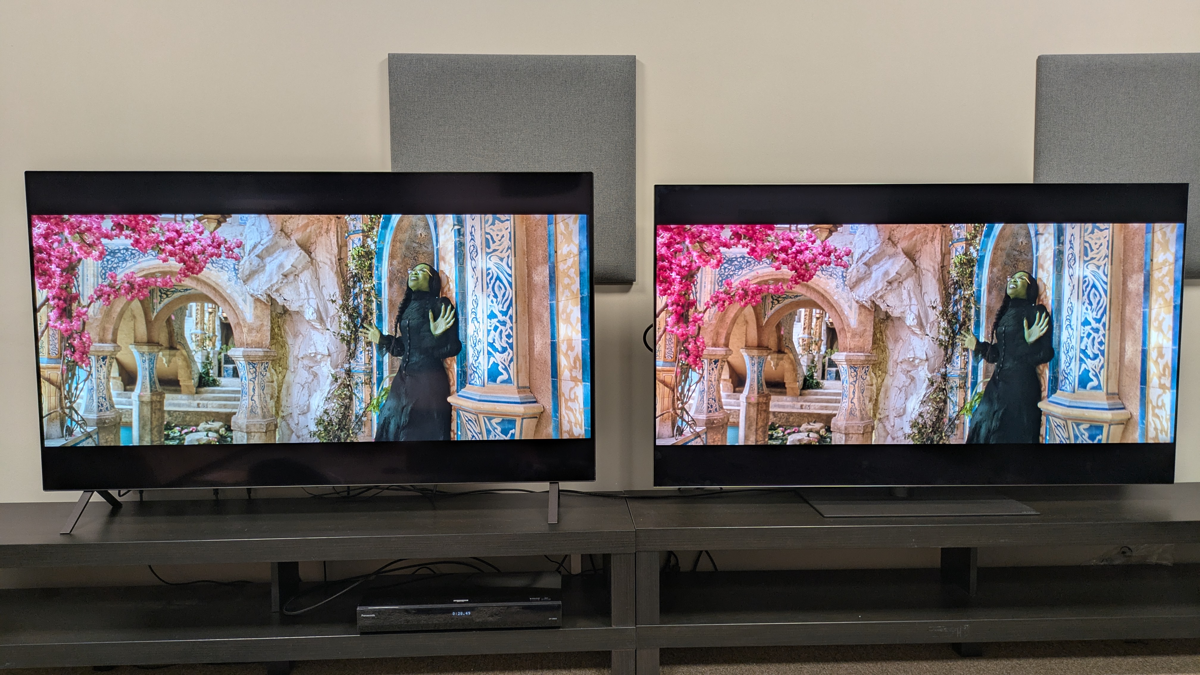 the LG B5 (left) and LG G5 (right) showing Elphaba under some pink flowers from Wicked