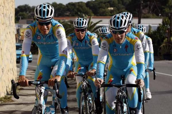 Jacopo Guarnieri (Astana) leads the group