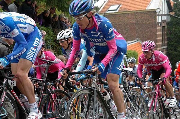 Damiano Cunego (Lampre) climbs the Mur