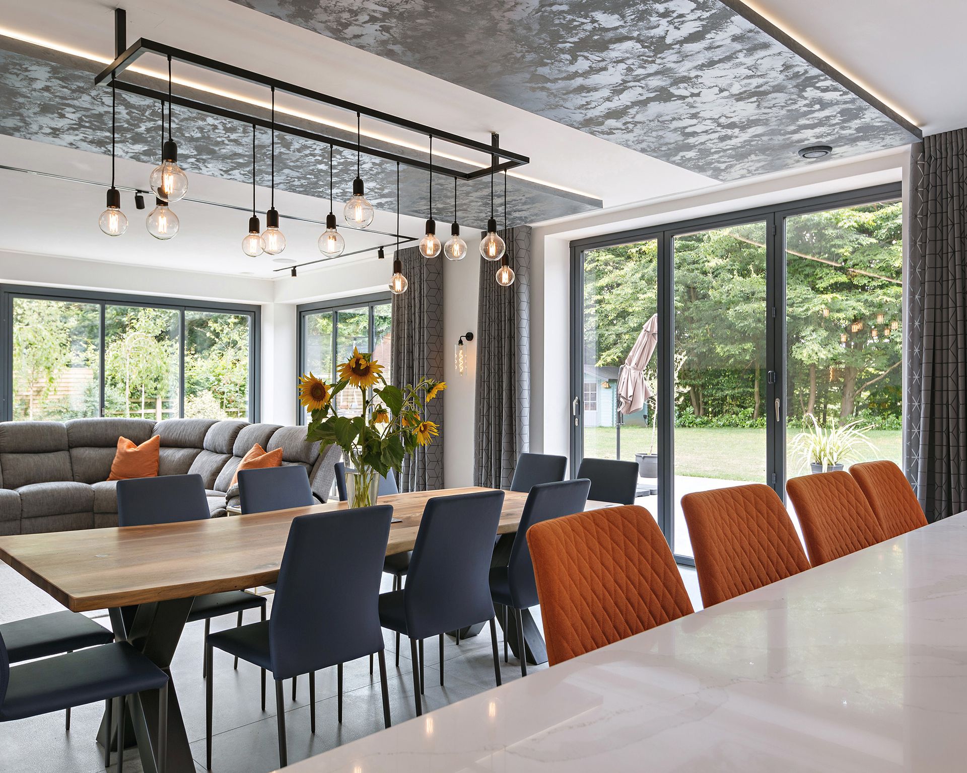 Pintu geser putar di ruang tamu-makan dengan lampu yang menarik