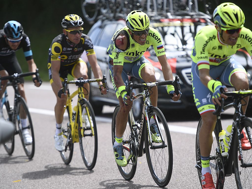 Cut and bruised, Contador tries to rejoin the peloton after his crash
