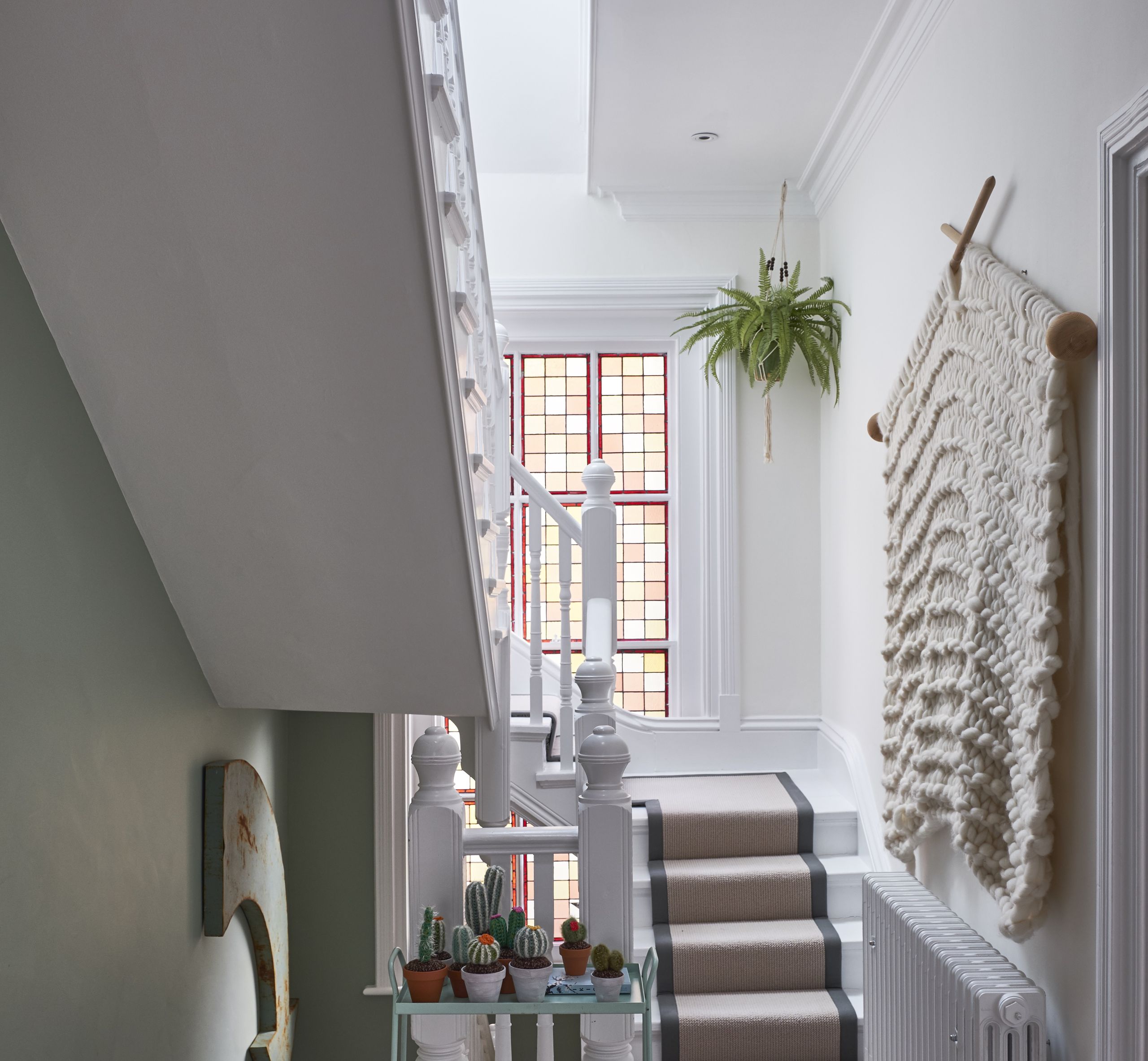 How to paint high walls on the stairs for a perfect finish | Livingetc